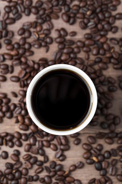 Disposizione vista dall'alto con una tazza di caffè nero