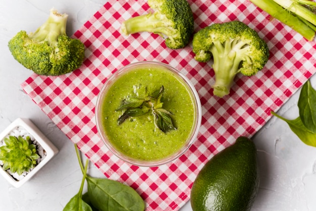 Disposizione vista dall'alto con frullato di broccoli