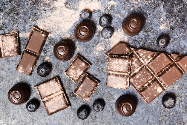 Disposizione vista dall'alto con dolci al cioccolato e mirtilli