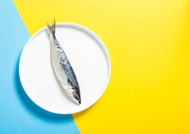 白い皿においしい魚のトップビューの配置