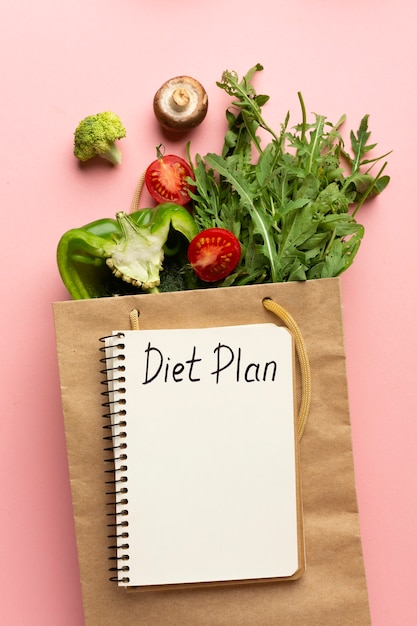 Free photo top view arrangement with diet planning notepad