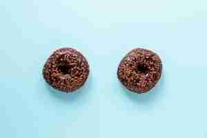 Free photo top view arrangement with doughnuts and blue background
