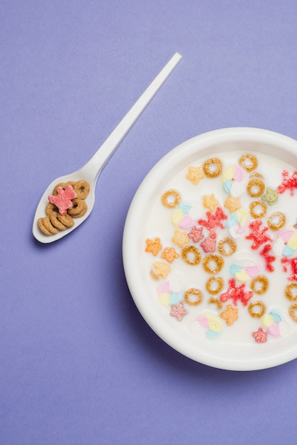 Disposizione vista dall'alto con ciotola per latte e cereali