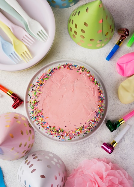 핑크 케이크와 장식으로 평면도 배치