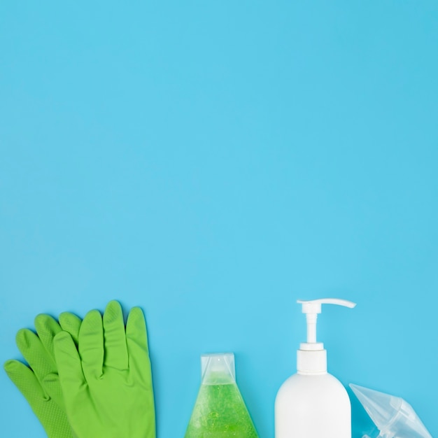 Free photo top view arrangement with soap bottle and green gloves