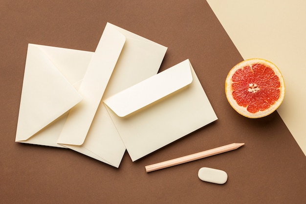 Free photo top view arrangement with stationery elements and grapefruit