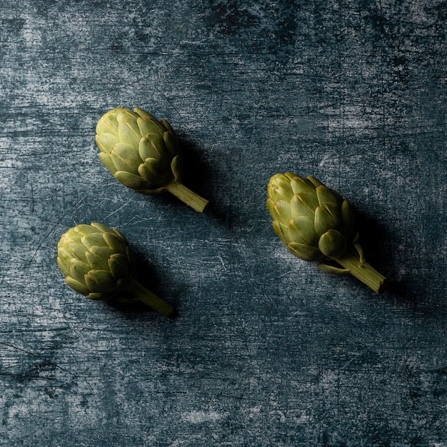 Free photo top view artichokes on table