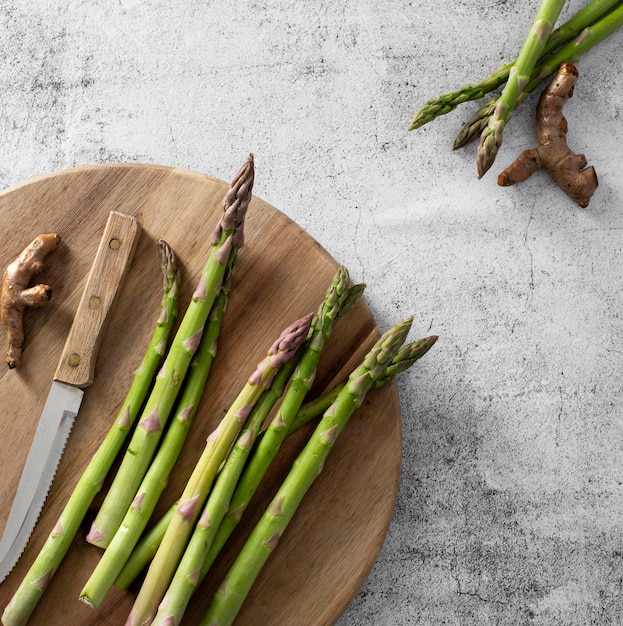Free photo top view asparagus on cutting board
