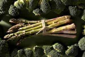 Foto gratuita vista dall'alto di asparagi con broccoli