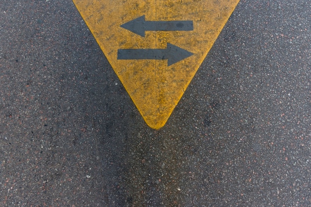 通りの平面図アスファルト矢印