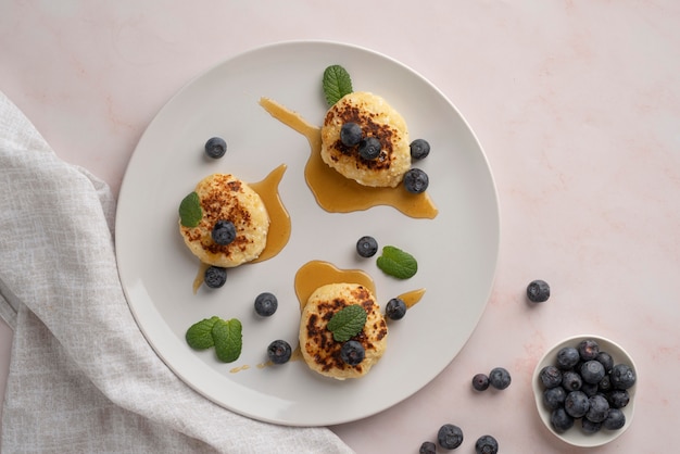 Foto gratuita vista dall'alto assortimento di prelibatezze per la colazione