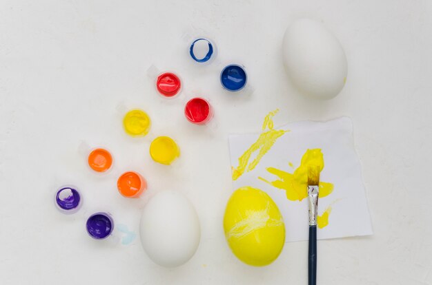 Вид сверху на ассортимент красочной краски для пасхальных яиц