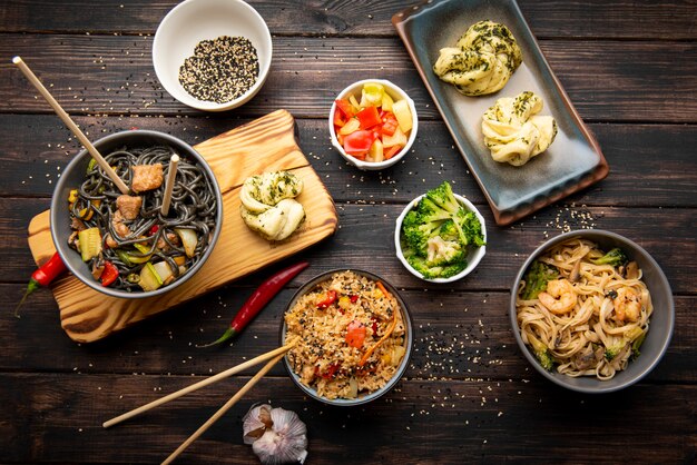 맛있는 아시아 음식의 구색의 상위 뷰