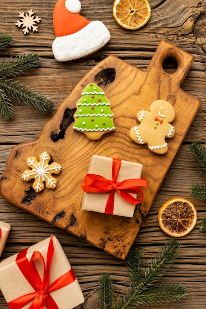 Free photo top view assortment of delicious gingerbread and gifts