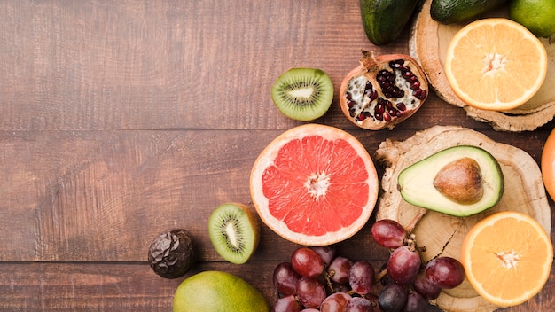 Vista dall'alto assortimento di frutti esotici con spazio di copia