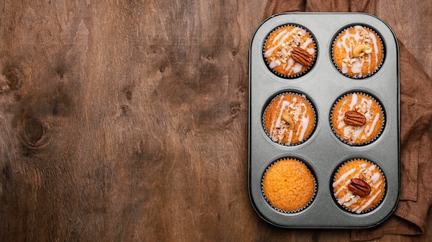 Foto gratuita vista dall'alto dell'assortimento di muffin nel vassoio con copia spazio