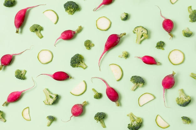 Бесплатное фото Вид сверху ассортимент свежих овощей на столе