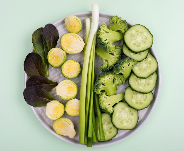 Вид сверху ассортимент органических овощей на столе