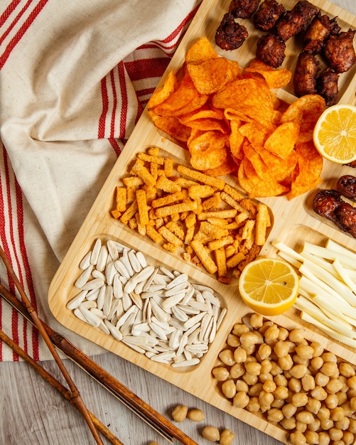 Vista dall'alto dell'assortimento di snack per birra sul tavolo