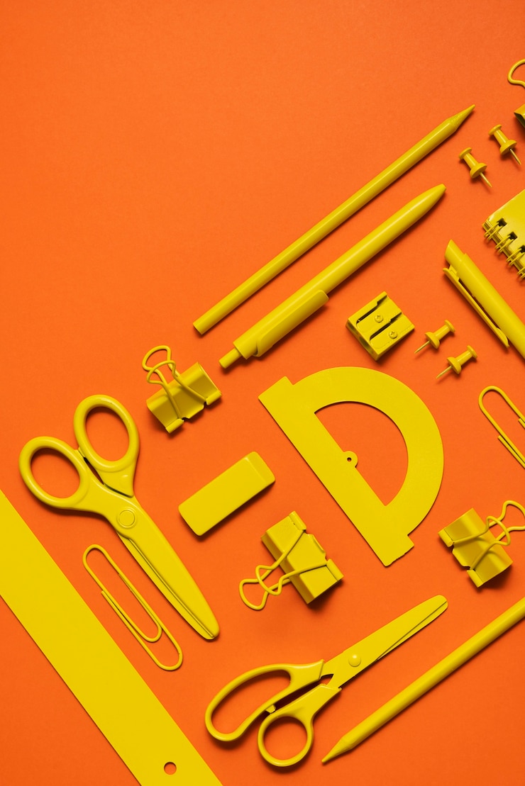 मुफ़्त फोटो top view of assortment of supplies in one color