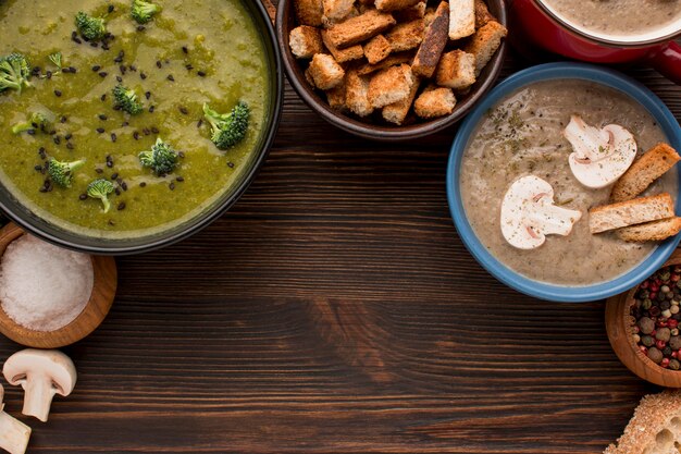 コピースペースのある冬茸とブロッコリーのスープの品揃えの上面図