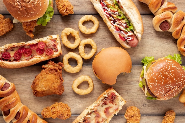 Foto gratuita assortimento vista dall'alto con deliziosi fast food