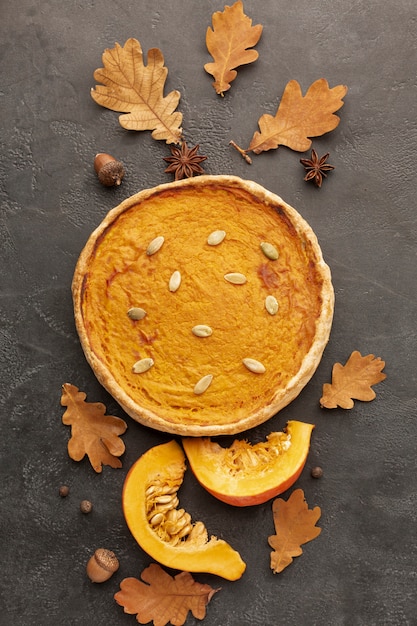 Foto gratuita assortimento vista dall'alto con torta e foglie di autunno