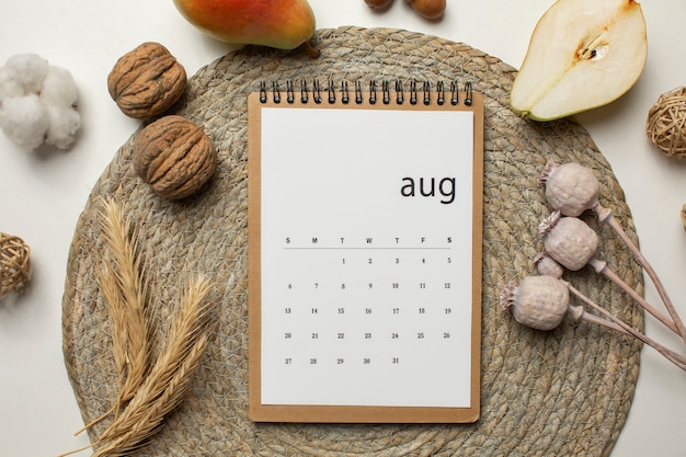 Foto gratuita vista dall'alto calendario e noci di agosto