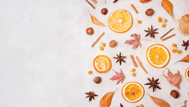 柑橘類とコピースペースを持つ秋の要素のトップビュー