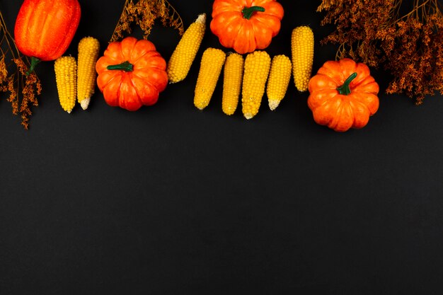 黒い背景とトップビュー秋の食べ物