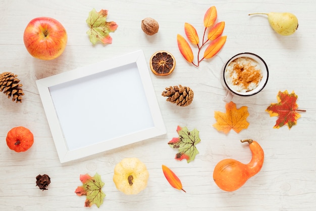 Foto gratuita vista dall'alto cibo autunnale con una cornice