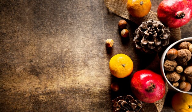 Vista dall'alto di frutti autunnali con noci e pigne