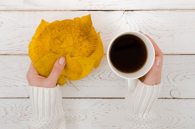 커피와 함께 상위 뷰 가을 잎