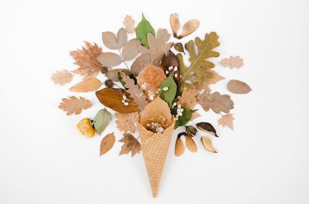 Free photo top view autumn leaves bouquet