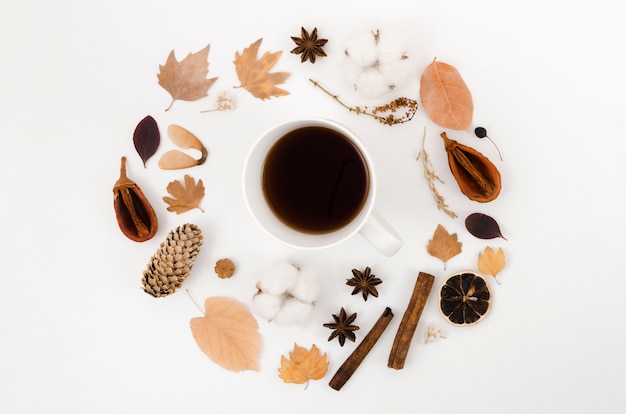 Free photo top view autumn leaves frame with coffee