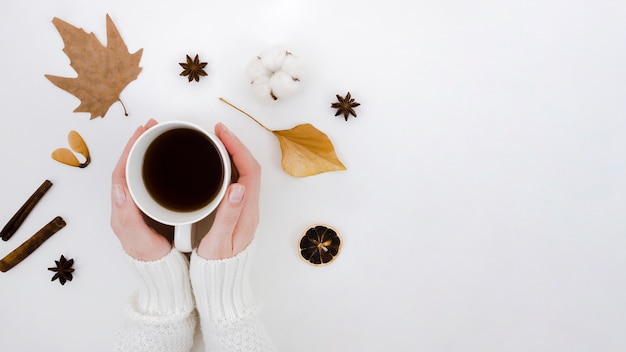 Free photo top view autumn leaves with coffee