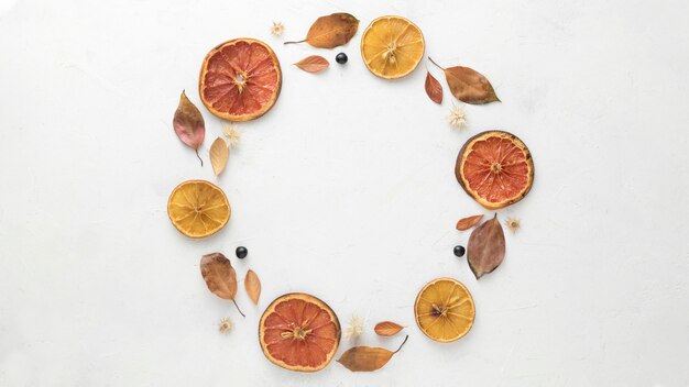 乾燥した柑橘類と紅葉の上面図