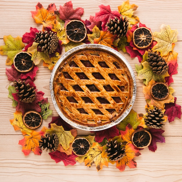 Foto gratuita torta autunnale vista dall'alto con fondo in legno