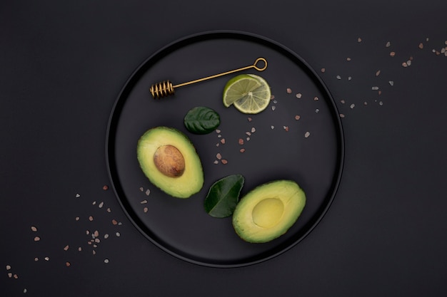 Foto gratuita vista dall'alto di avocado e lime sul piatto