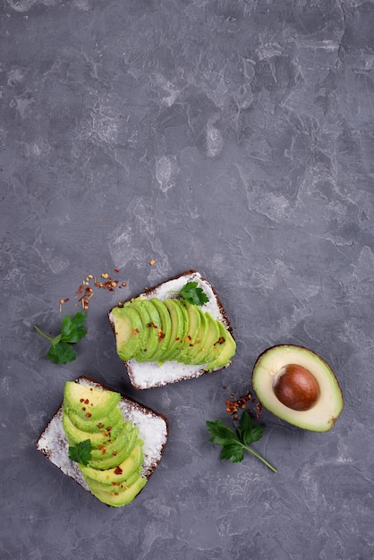 Vista dall'alto di avocado toast per colazione con erbe e copia spazio