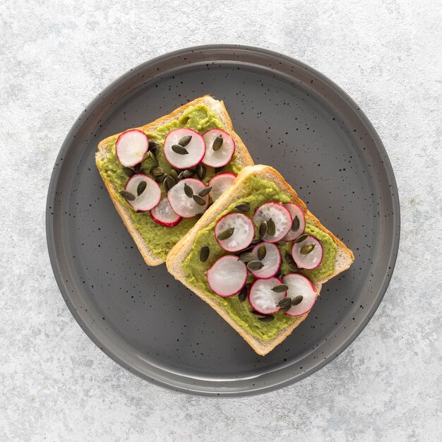 Toast di avocado con vista dall'alto con ravanello e semi