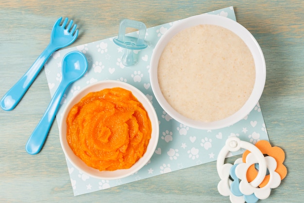 Foto gratuita disposizione degli alimenti per bambini vista dall'alto