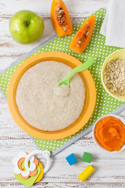 Vista dall'alto alimenti per bambini con fetta di zucca