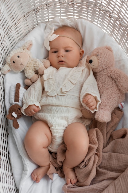 Foto gratuita vista dall'alto bambino con peluche