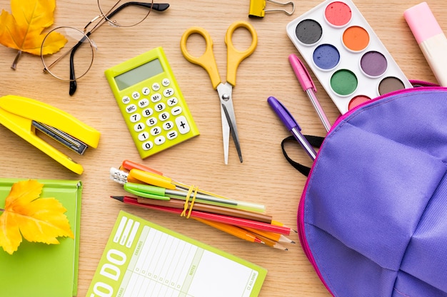 Foto gratuita vista dall'alto di ritorno a materiale scolastico con matite e zaino