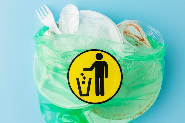 汚れたプラスチック廃棄物でいっぱいのトップビューバッグ