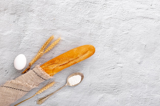 Free photo top view baguette wrapped in a burlap fabric