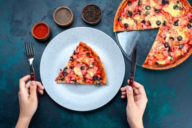 Free photo top view baked delicious pizza with olives sausages and cheese on the blue desk.