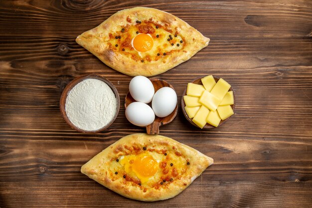 갈색 나무 책상 반죽 계란 빵 아침 식사에 오븐에서 신선한 상위 뷰 구운 계란 빵