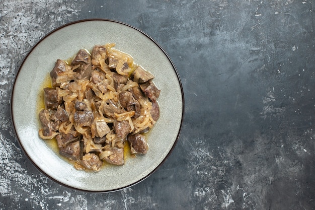 Top view baked liver and onion on oval plate 